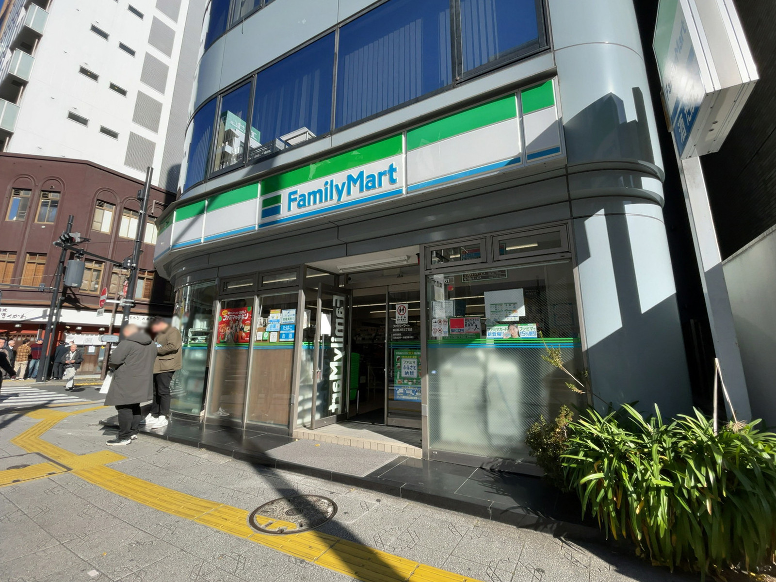徒歩1分のファミリーマート 神田鍛冶町三丁目店
