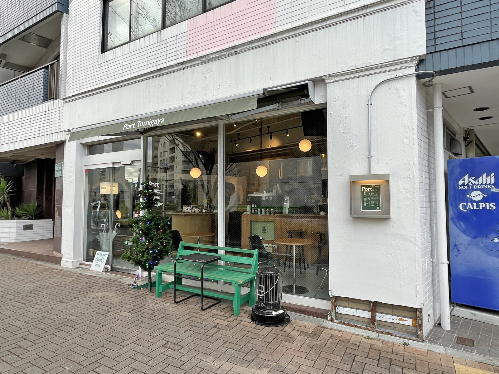 徒歩4分のカフェ PORT tomogaya