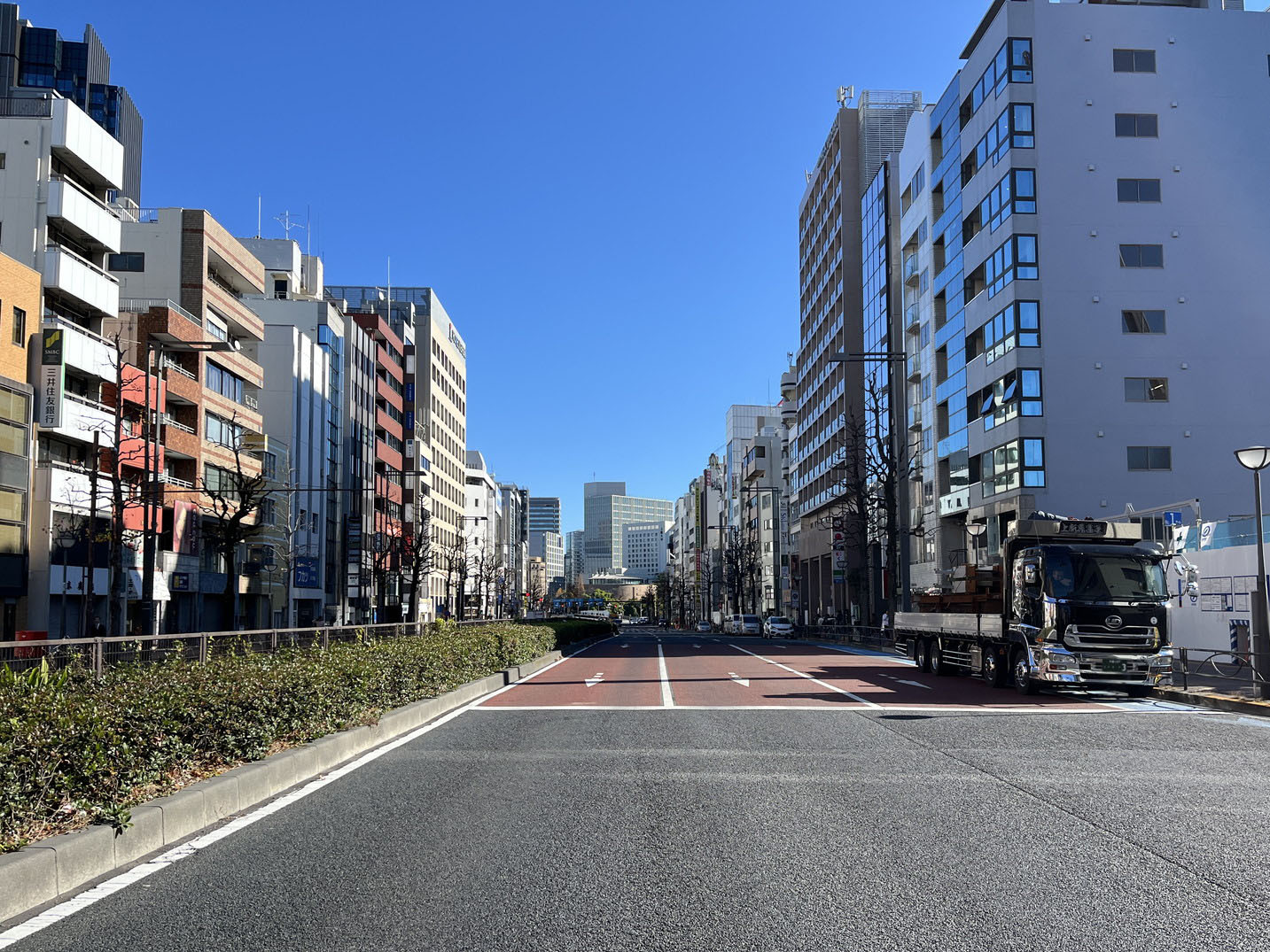藤井ビル前面の新宿通り