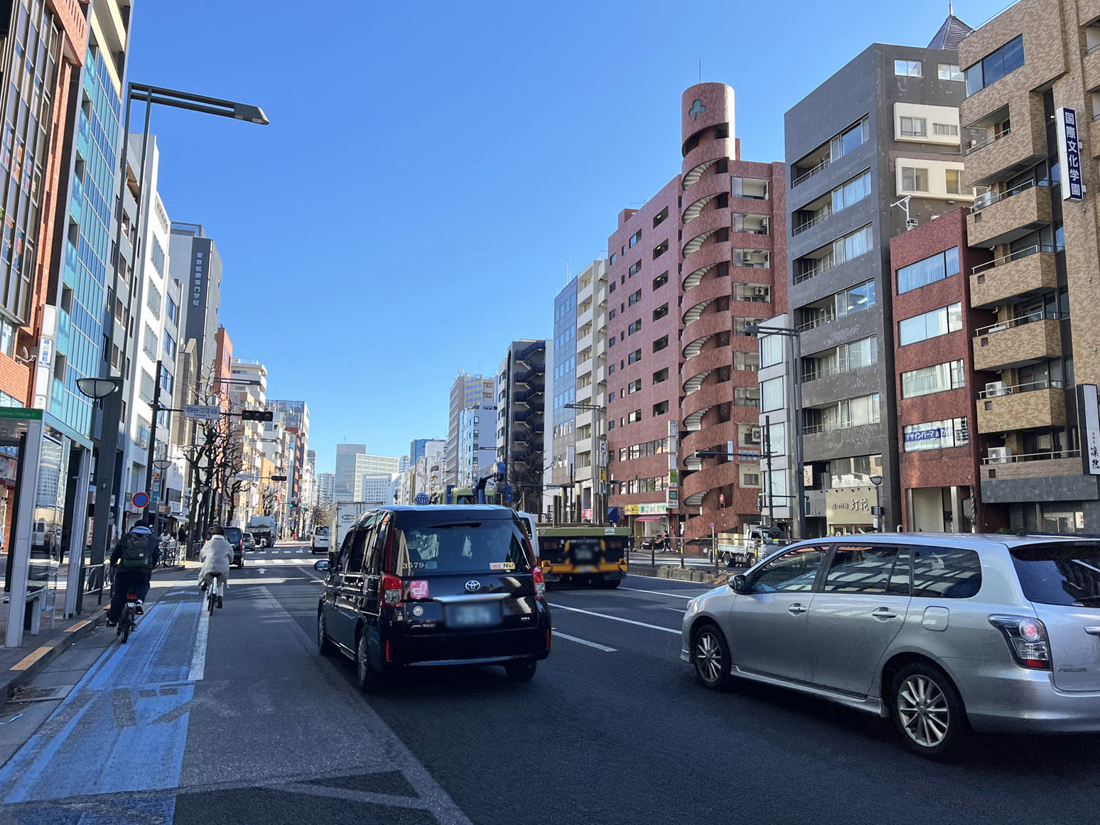 第3ダイヤモンドビル前面の新宿通り