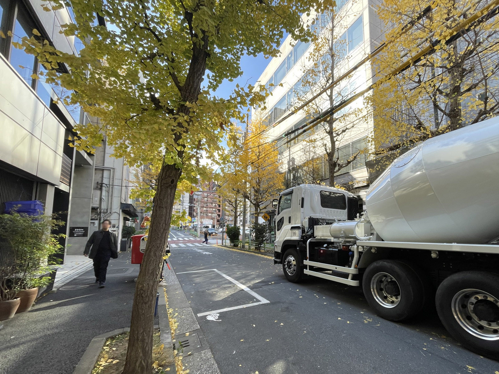 共同ビル兜町前面の通り