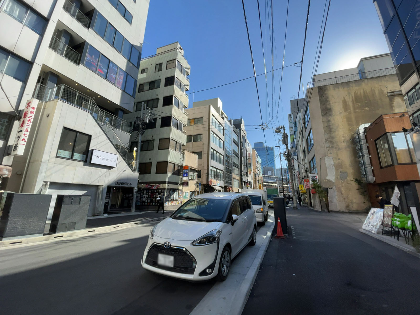 アルプスビル前面の通り