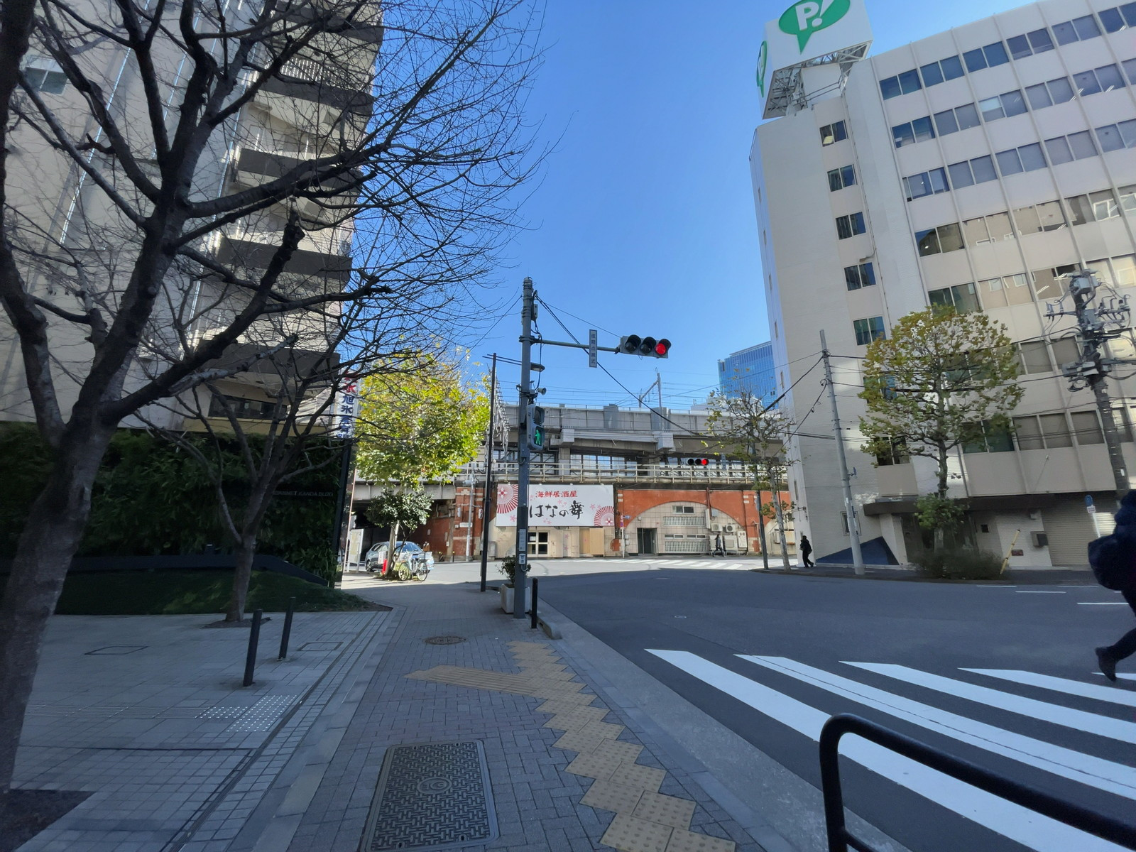 アーバンネット神田ビル前面の通り