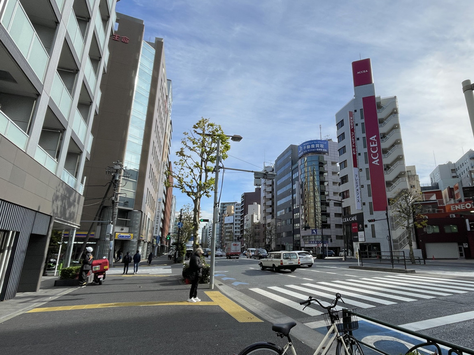 セントピアビル前面の靖国通り