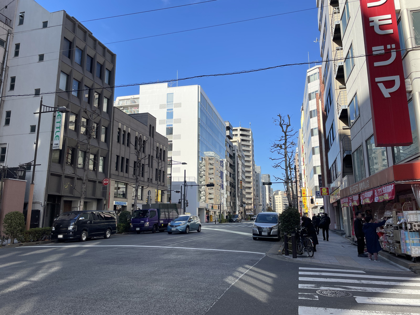 ホリーズ日本橋前面の清洲橋通り