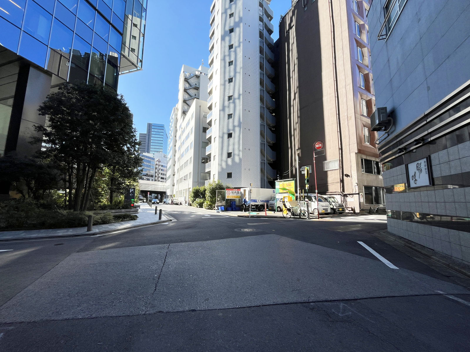 寿パークビル前面の通り