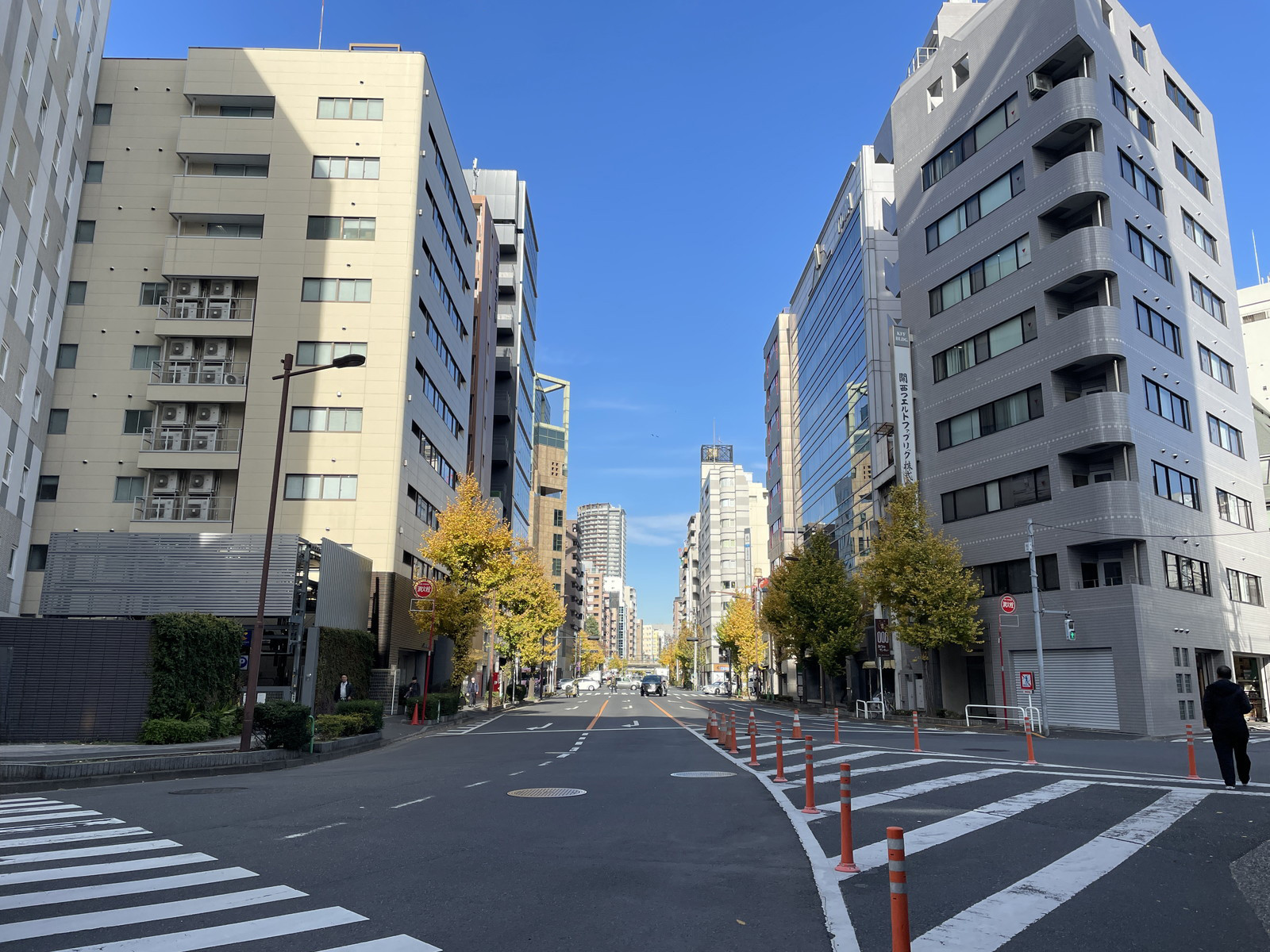 周辺はオフィス街