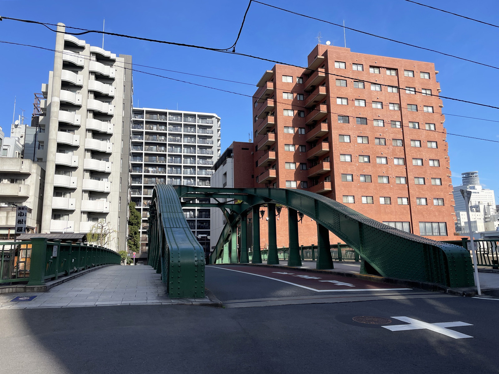 イクソン日本橋ビル前面の柳橋通り