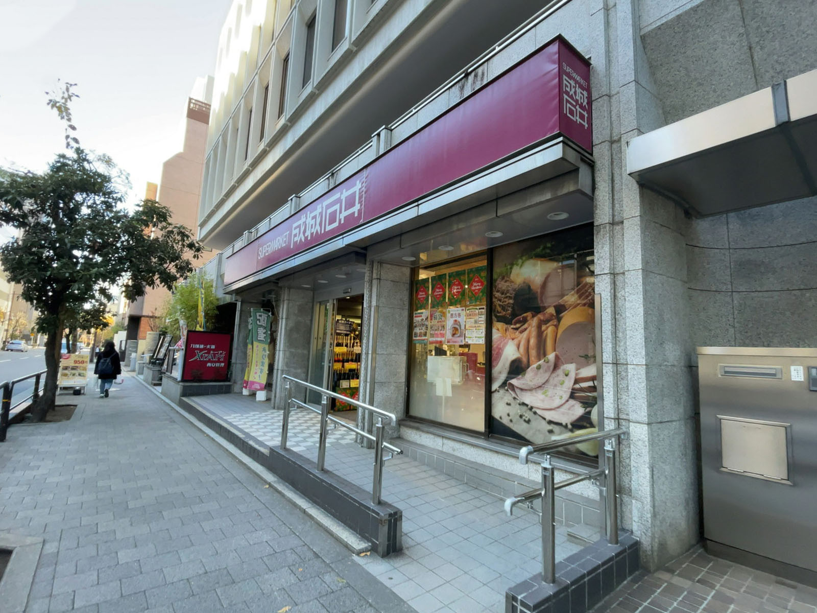 徒歩3分の成城石井 市ヶ谷店