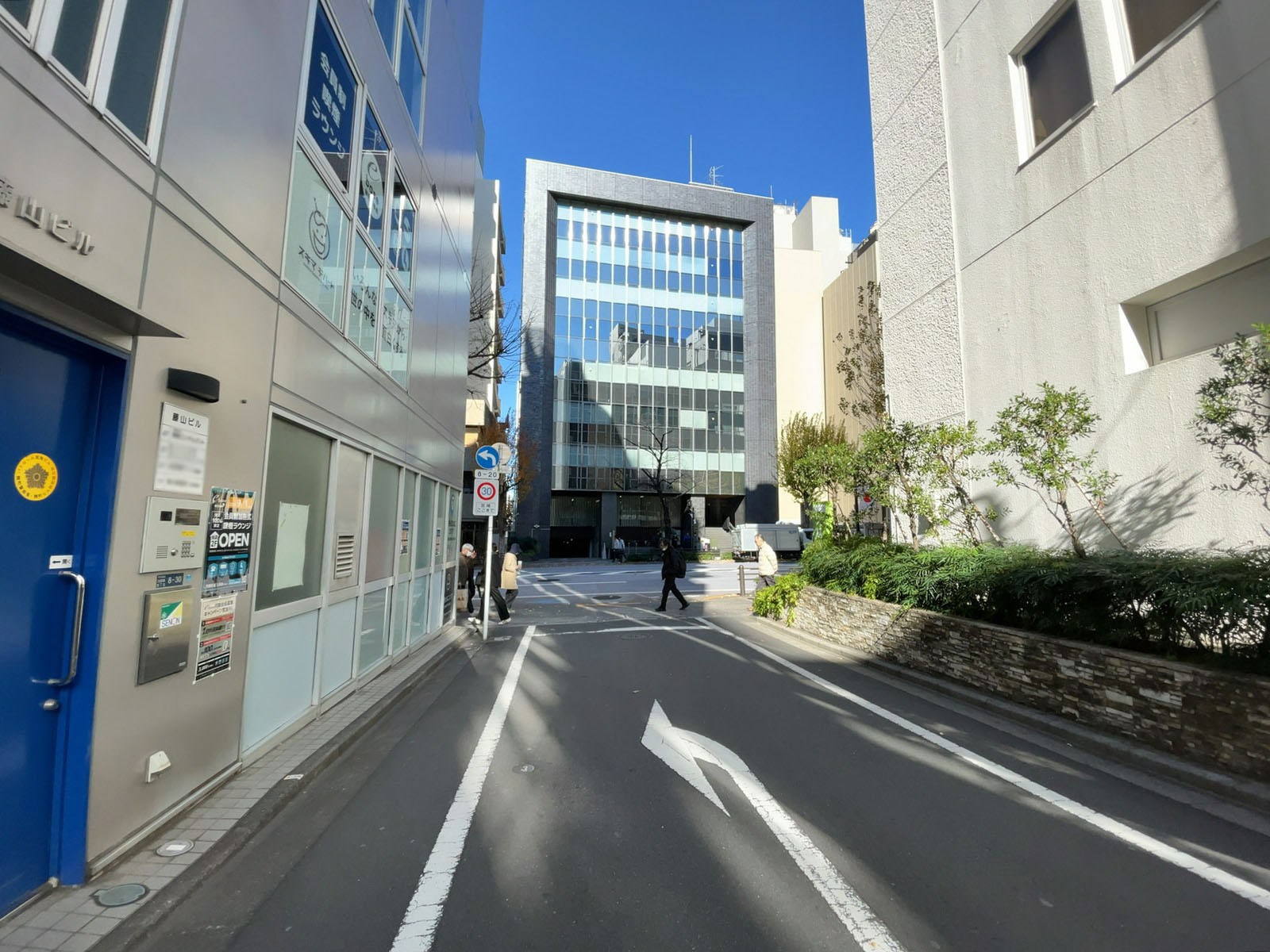 アルス市ヶ谷前面の通り