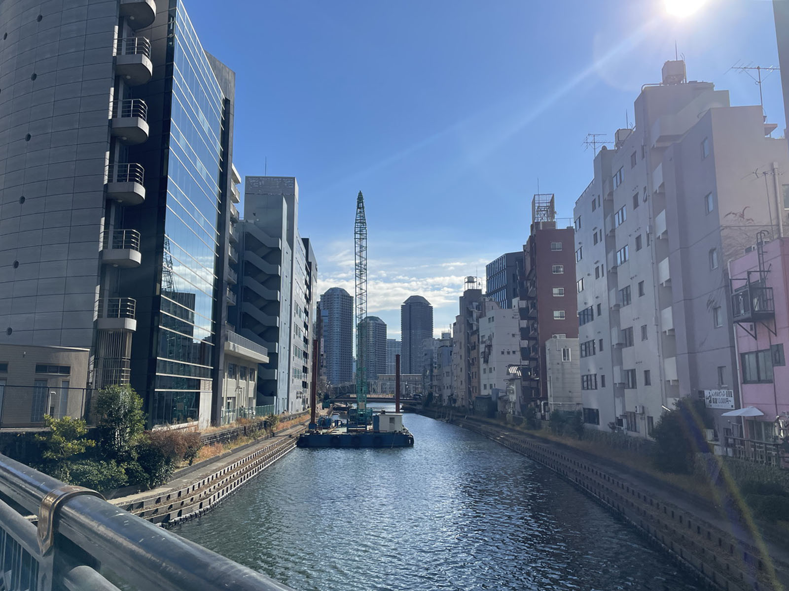 ビル裏には亀島川