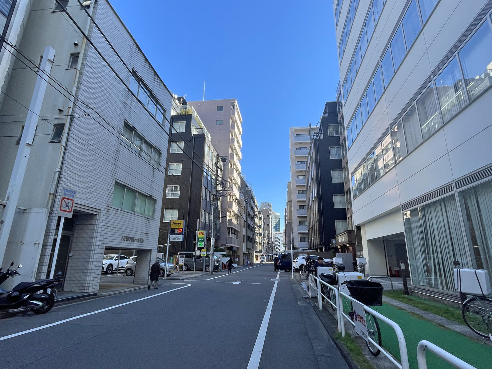 八丁堀フロンティアビル前面の通り