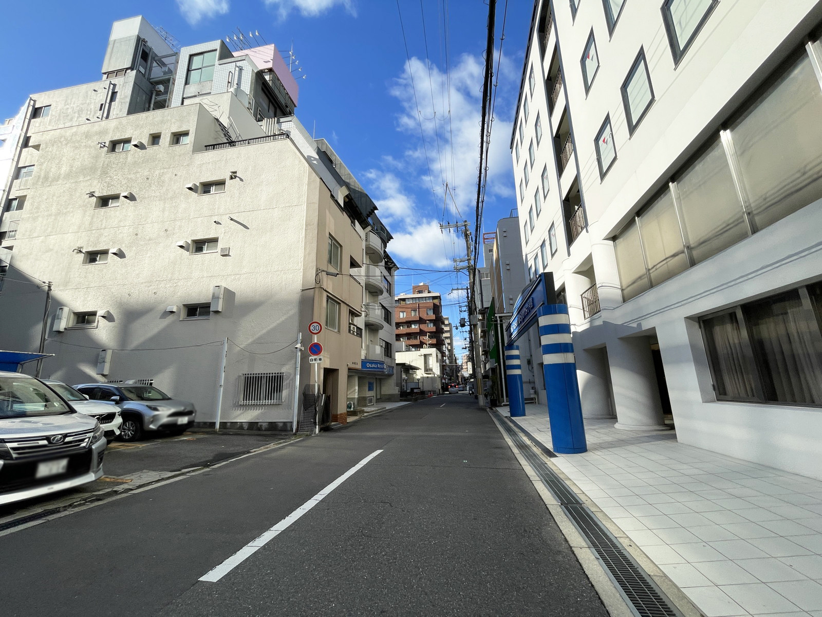新居第10ビル前面の通り