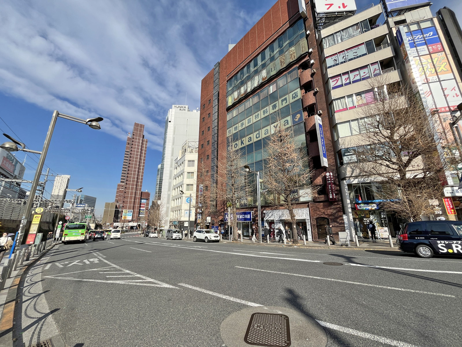 新宿サンビル前面通り