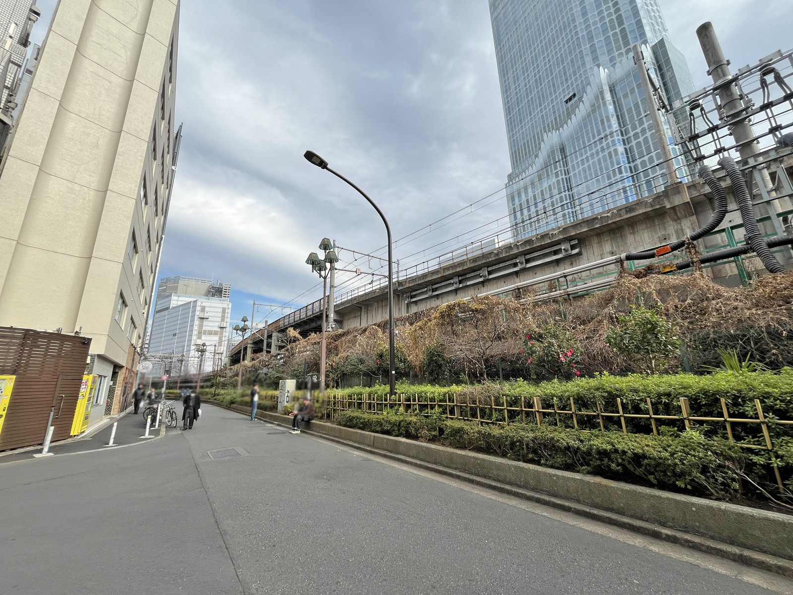 新宿WEST COURT前面通り