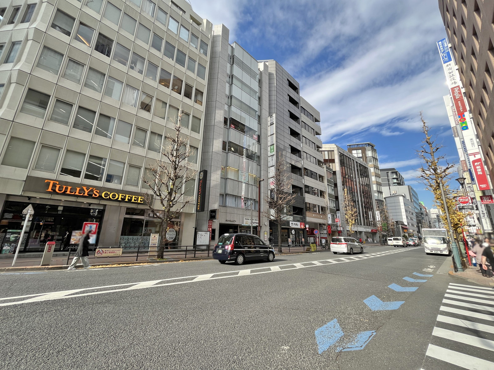プルミエ西新宿ビル前面の小瀧橋通り
