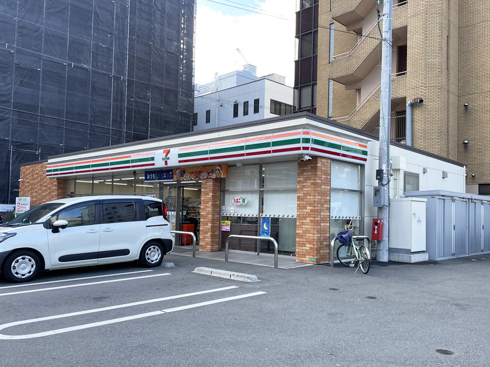 並びにあるセブン-イレブン 大阪西中島4丁目店