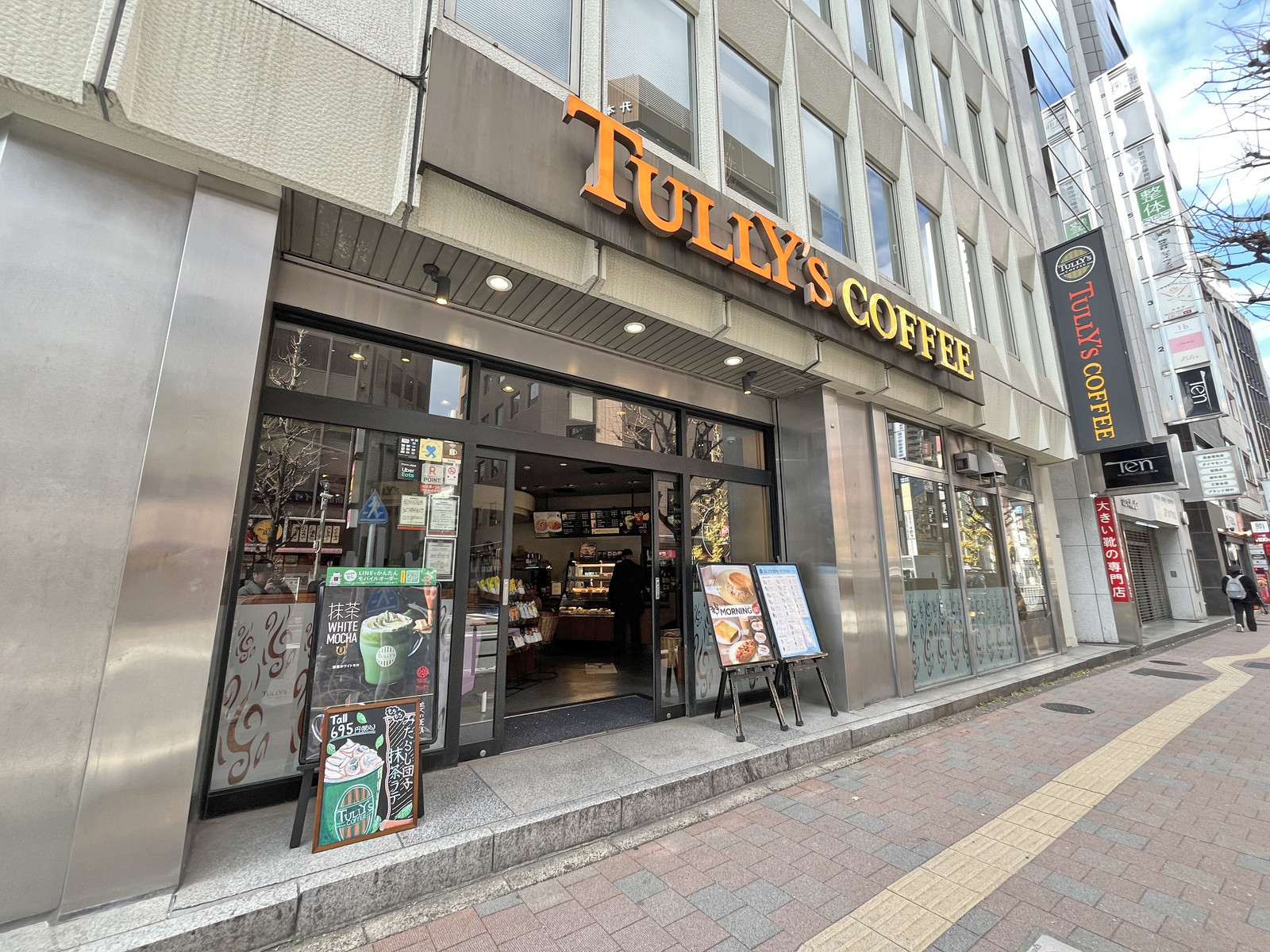 徒歩4分のタリーズコーヒー 新宿小滝橋通り店