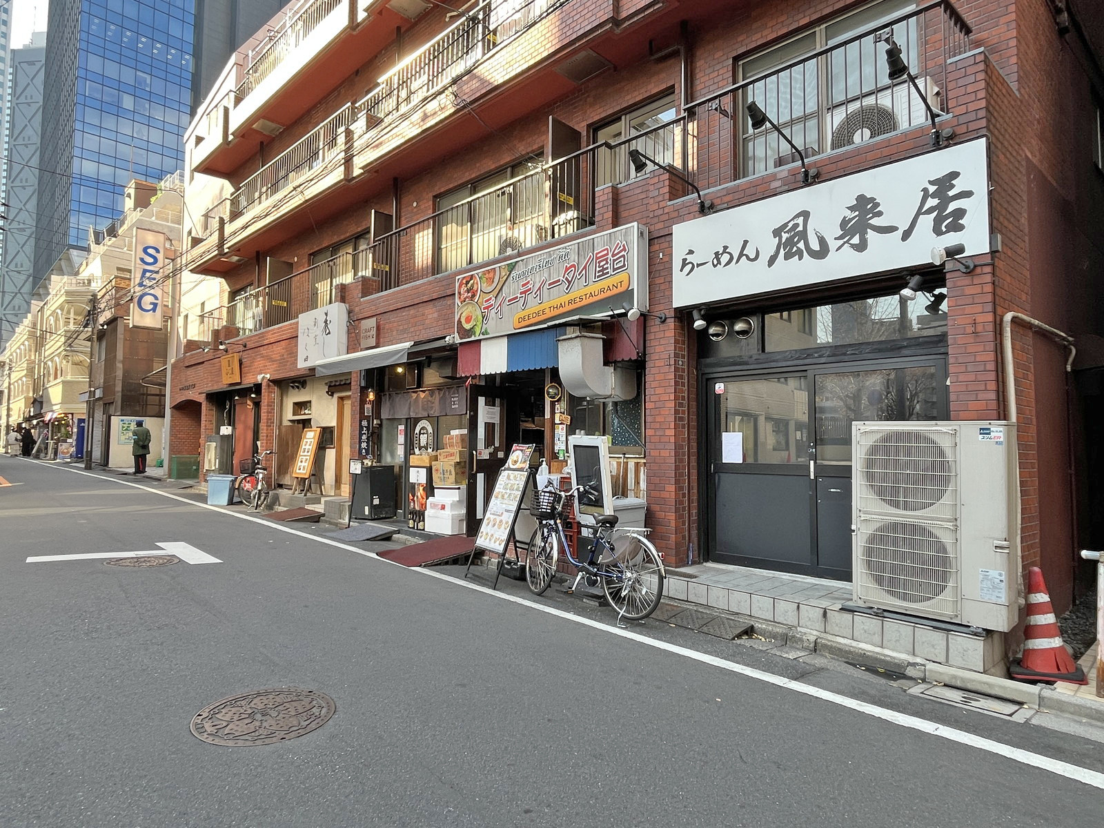 付近には飲食店が充実