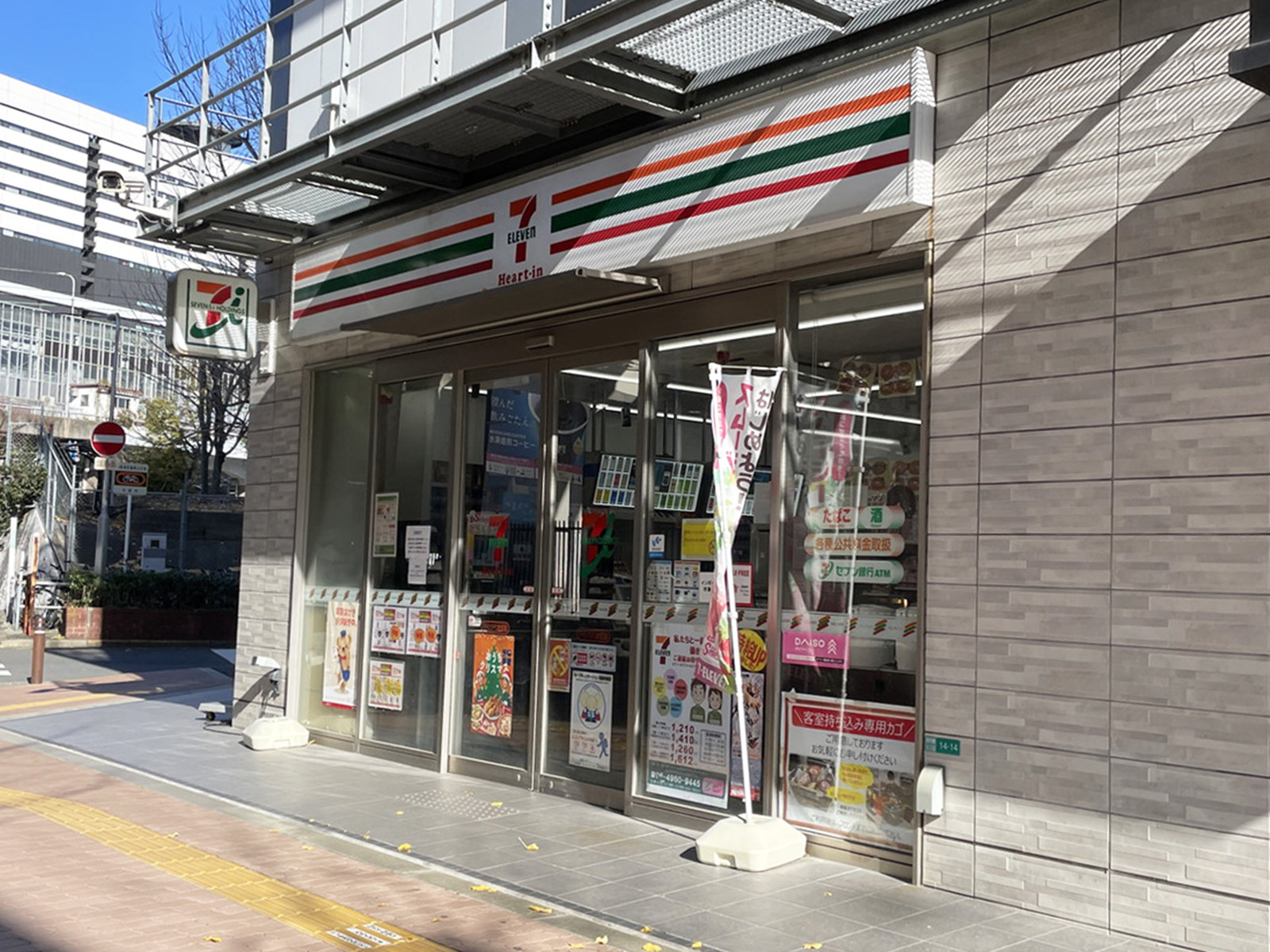 並びにあるセブン-イレブン ハートイン ヴィアイン新大阪正面店