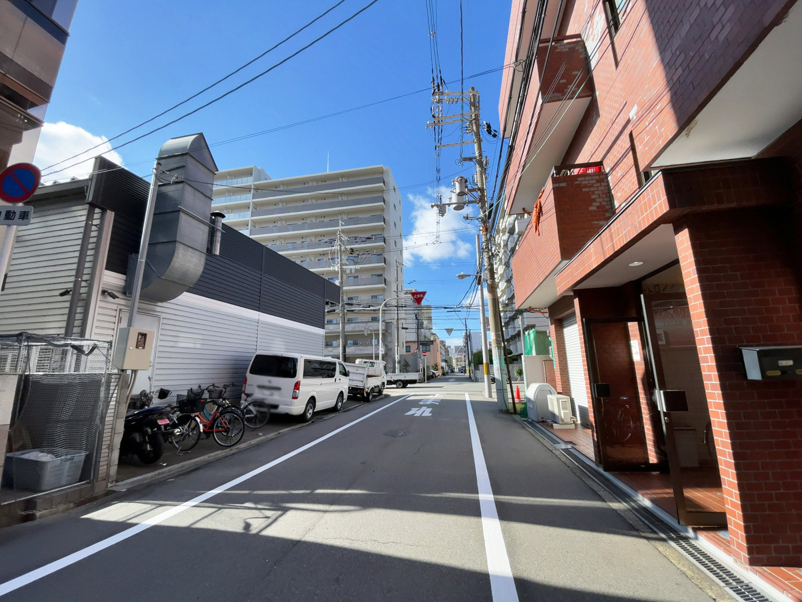 花原第7ビル前面の通り