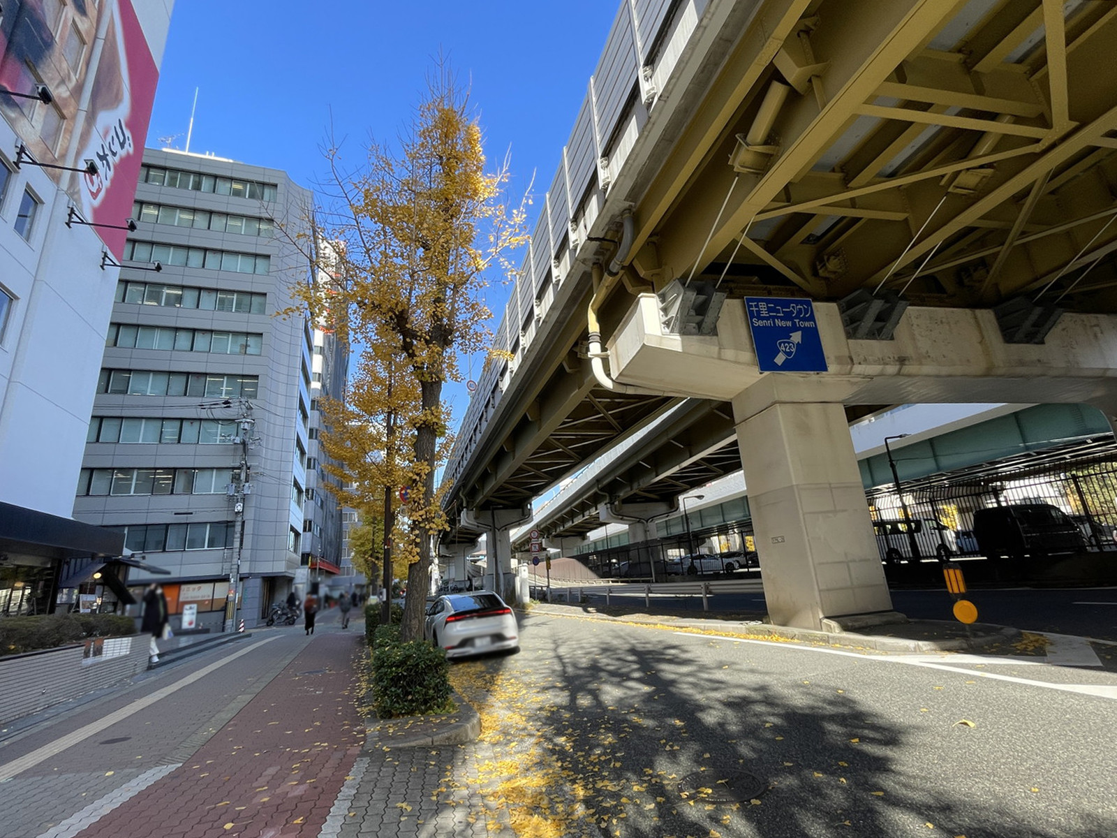 新大阪SONEビル前面の通り