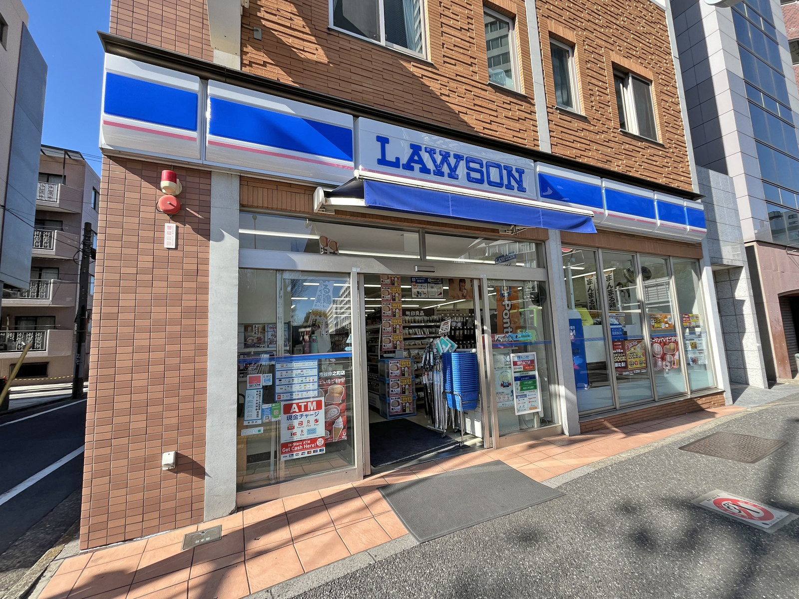 徒歩1分のローソン 市谷仲之町店