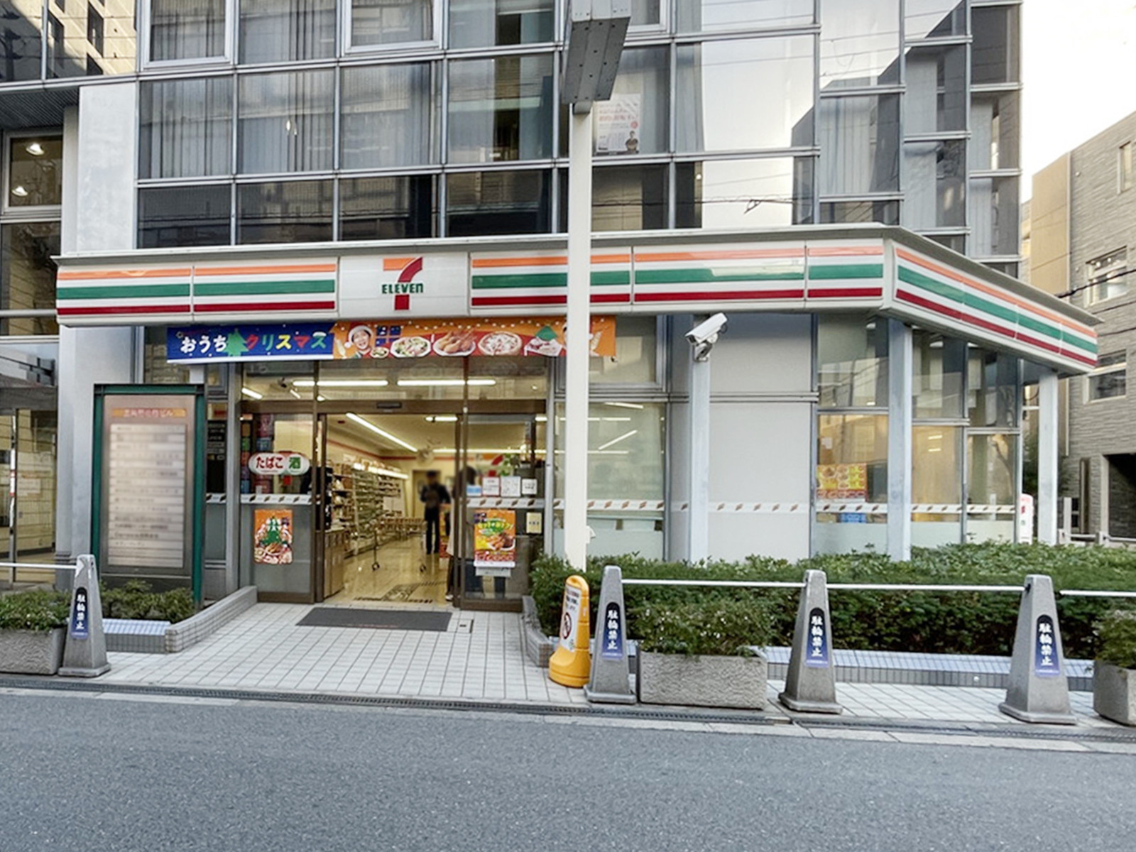 同じ通りにあるセブン-イレブン 大阪江戸堀1丁目西店