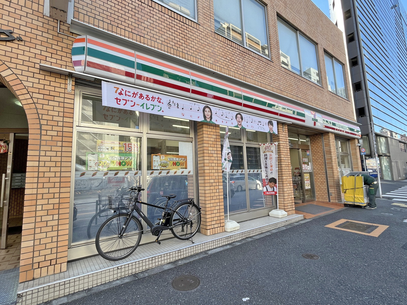 向かいのセブン-イレブン 新宿曙橋駅西店