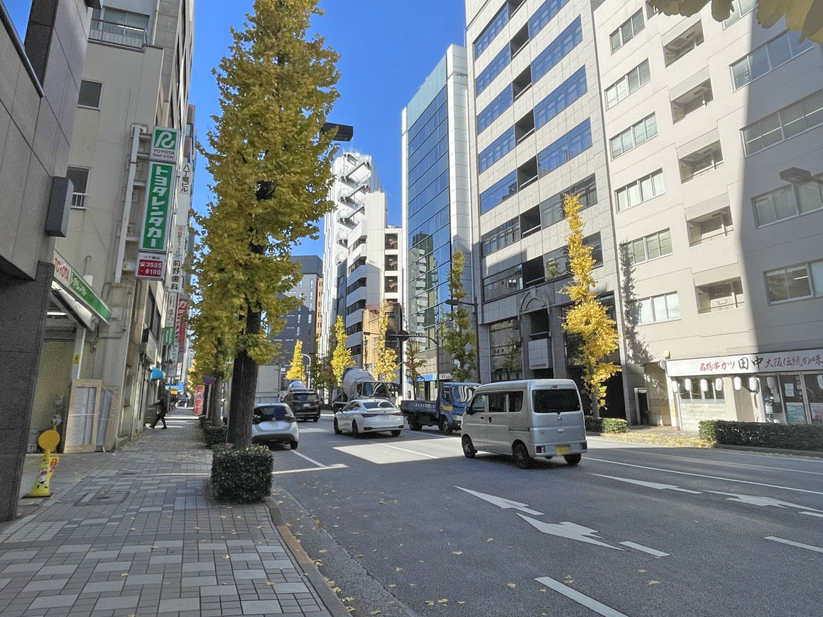 オーキッドプレイス八丁堀ビル前面の鍛冶橋通り