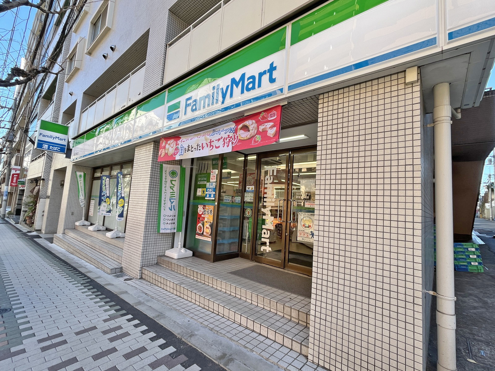 徒歩2分のファミリーマート 新宿天神町店