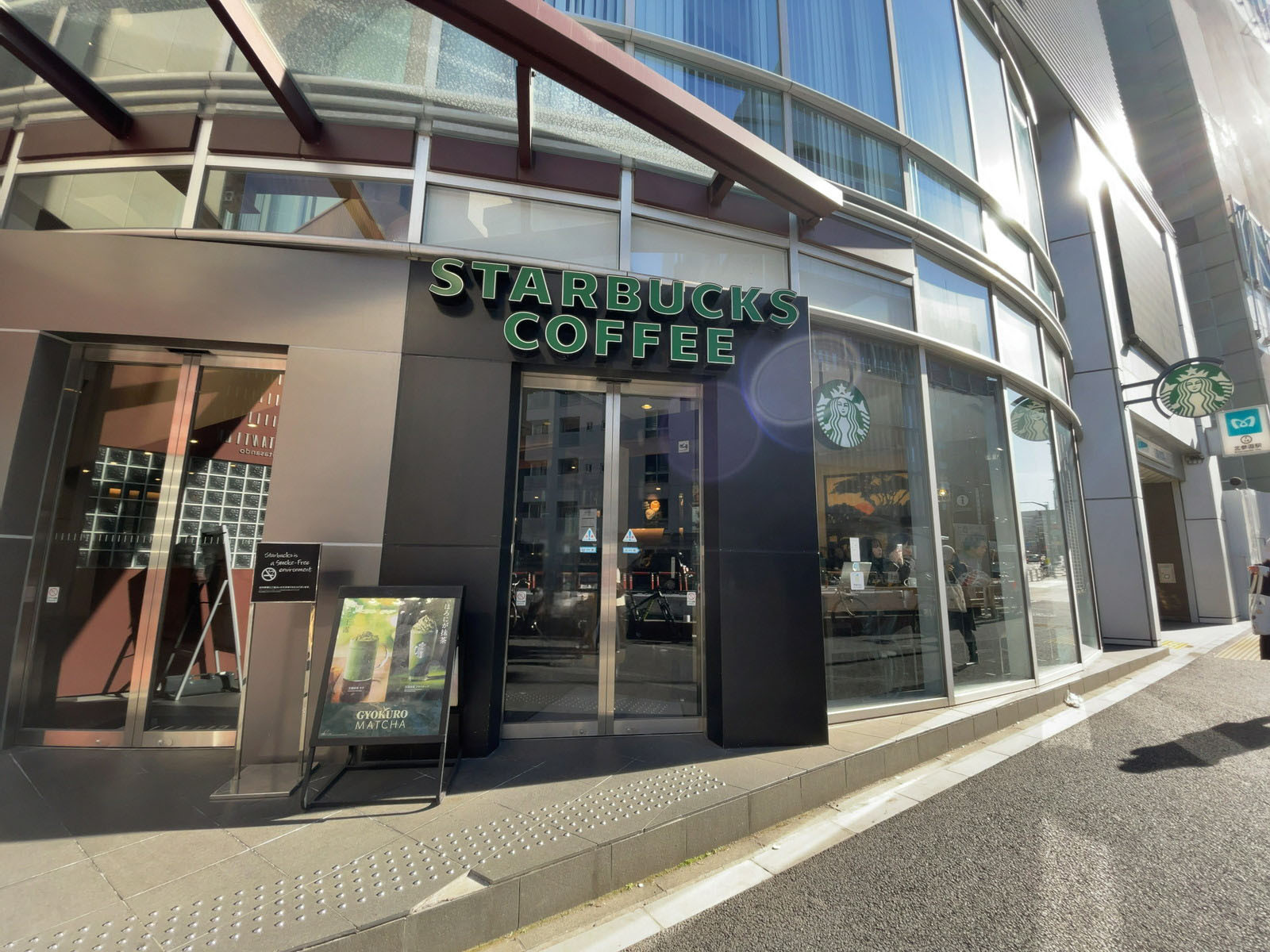 徒歩3分のスターバックス コーヒー 北参道店