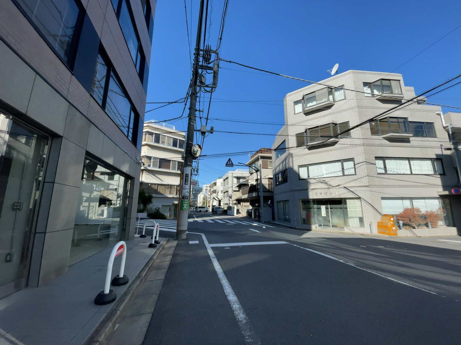 アイワハウス前面の通り