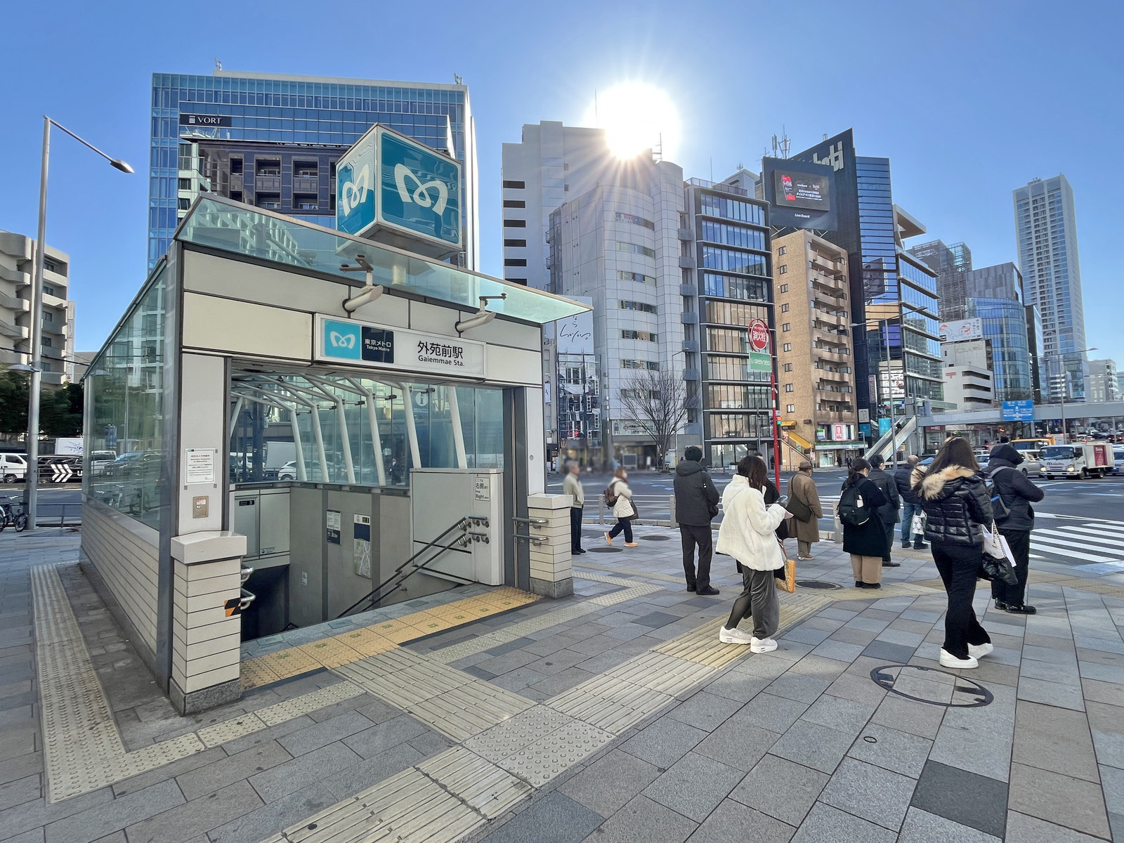 最寄りの「外苑前駅」