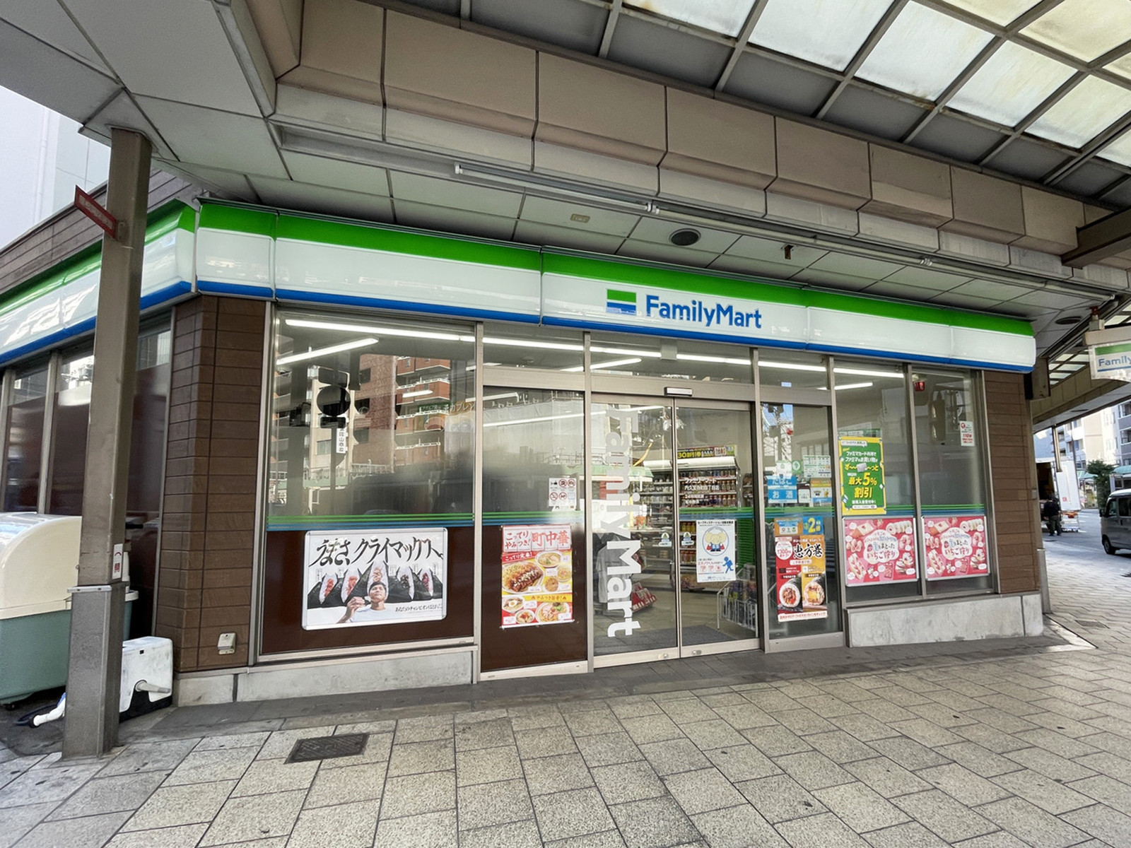 同じ通りにあるファミリーマート 内久宝寺町四丁目店