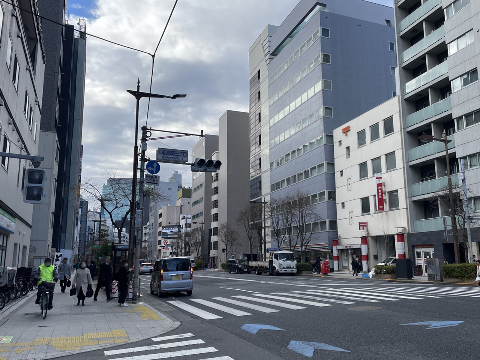 岡谷ビルディング前面の江戸通り