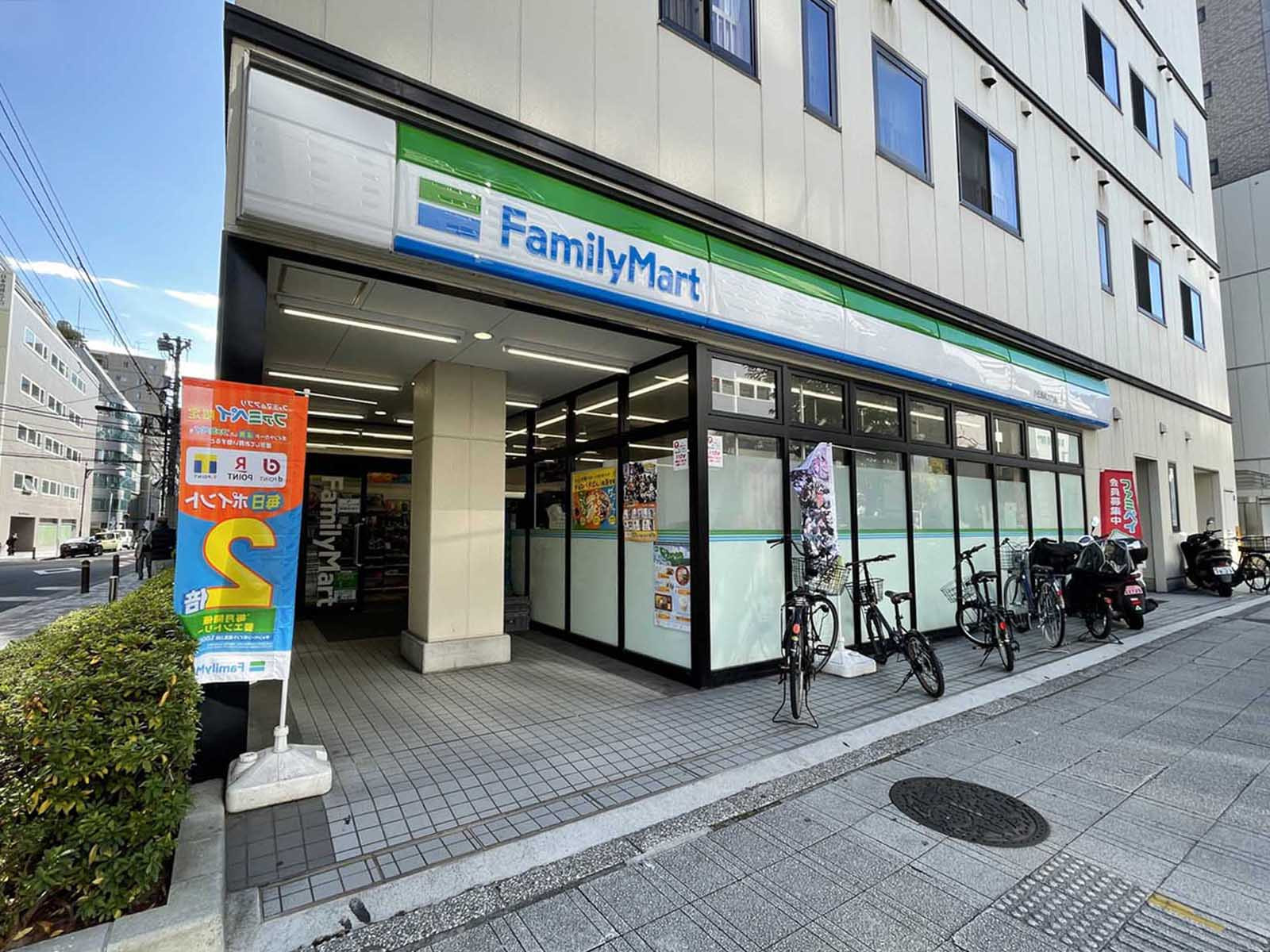 並びのファミリーマート小伝馬町大門通り店