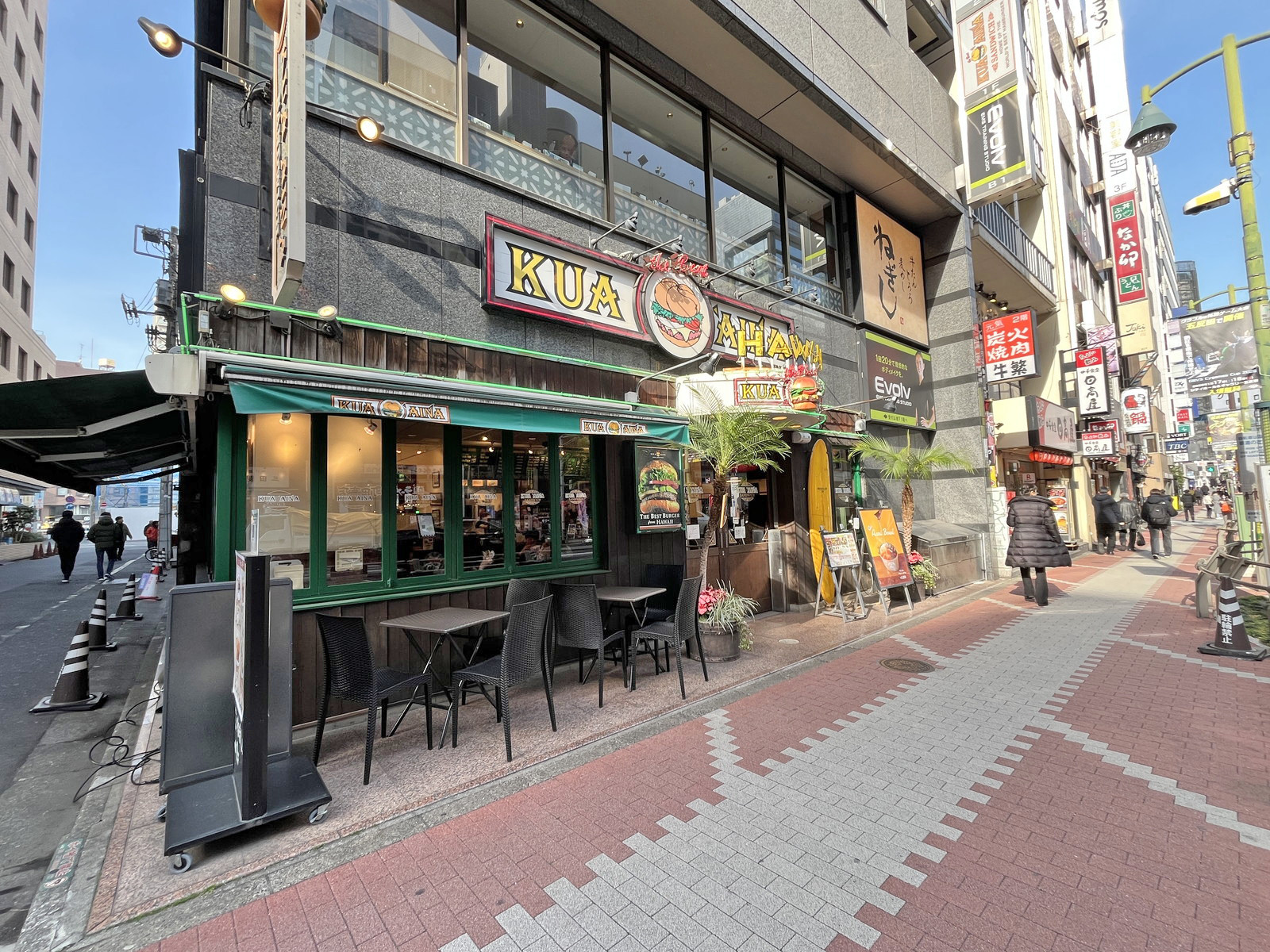 付近には飲食店が充実