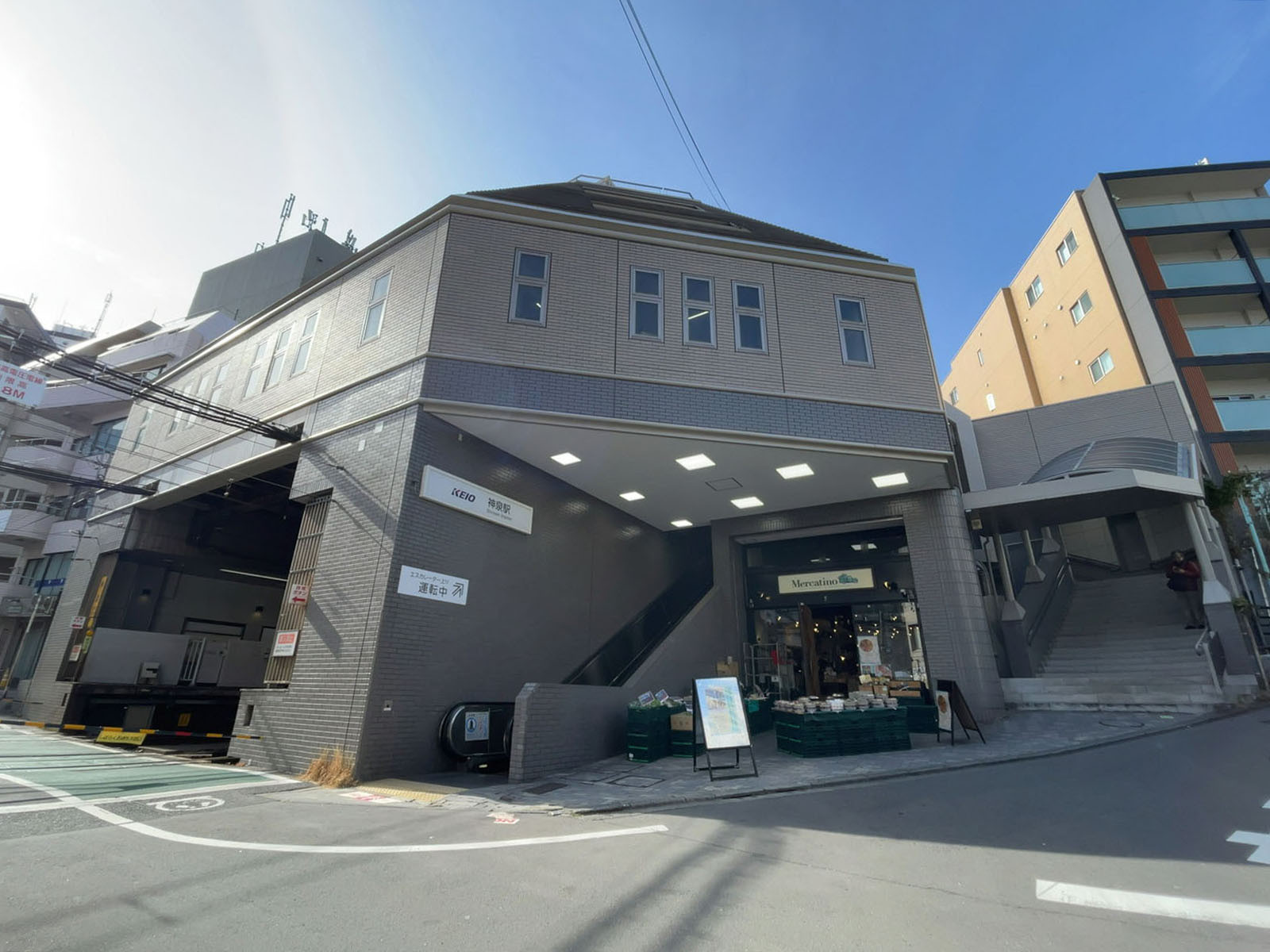 最寄りの「神泉駅」
