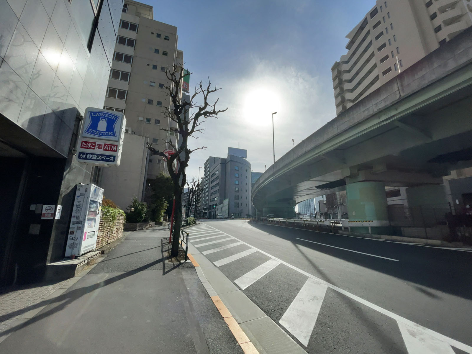 ビル前の環状六号線