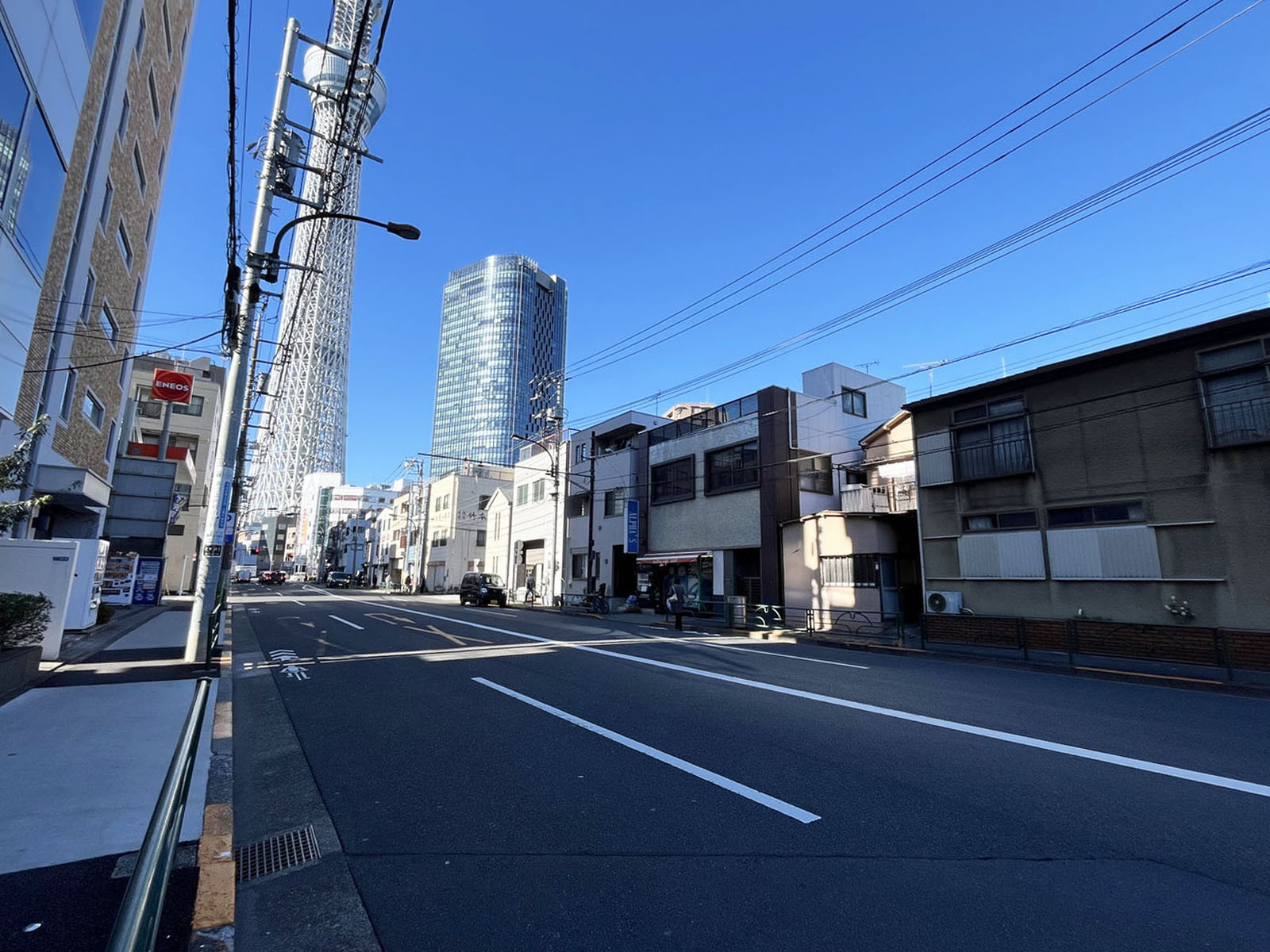 押上ビル前面の浅草通り