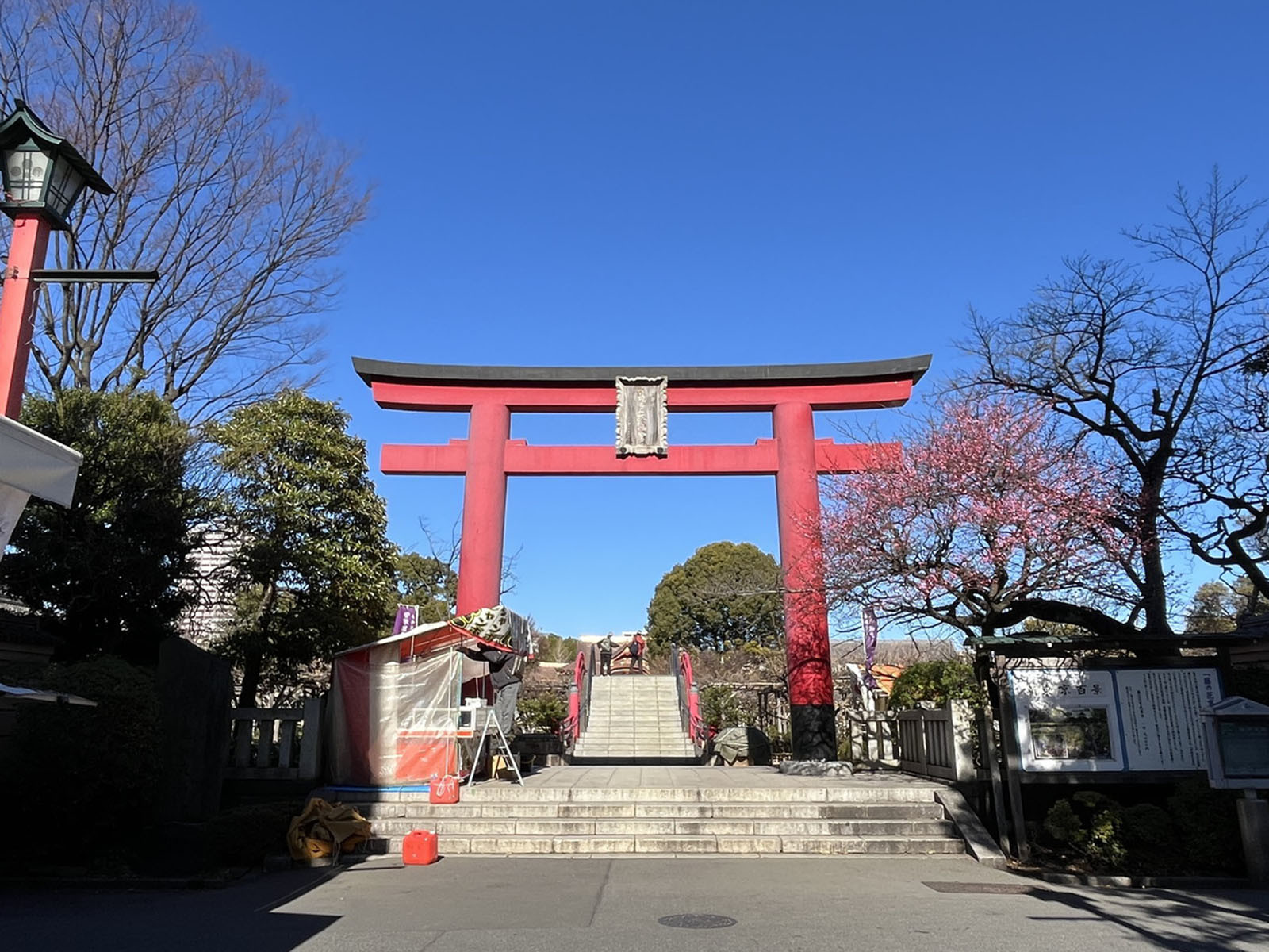 ビルは亀戸天神社参道沿い