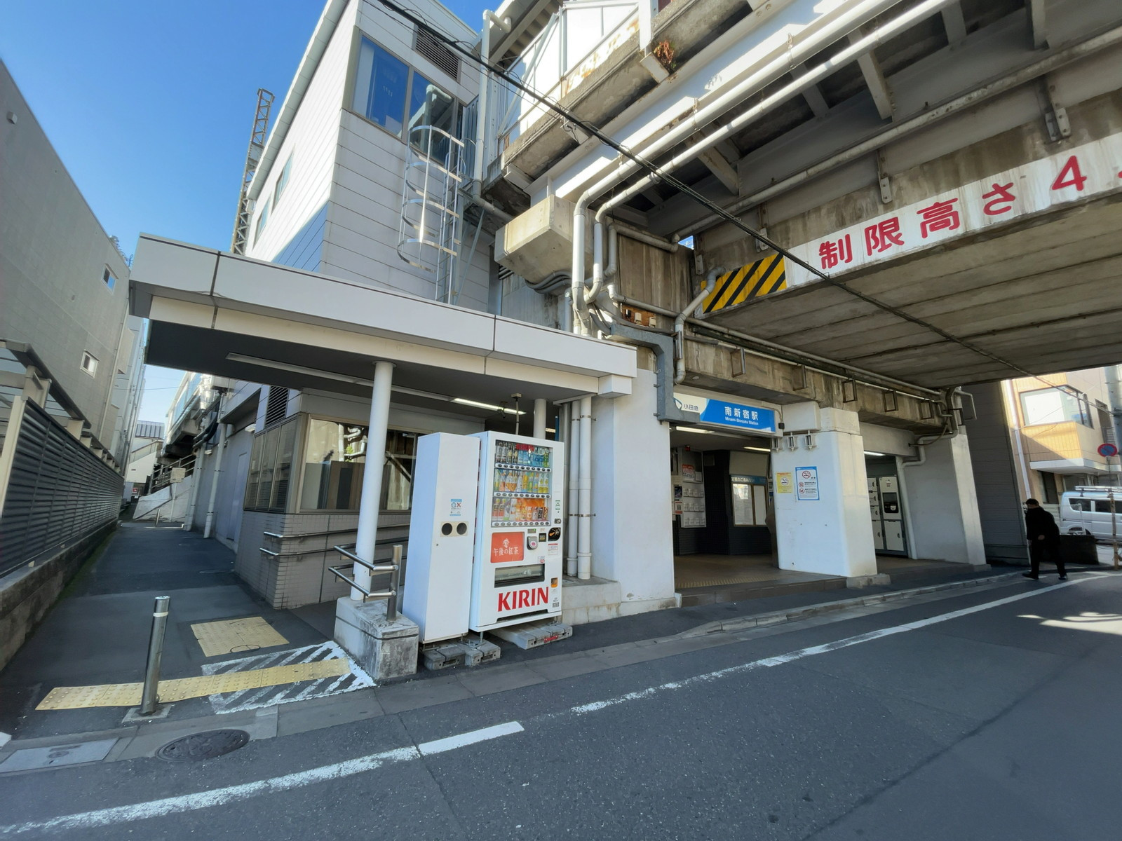 最寄りの「南新宿駅」