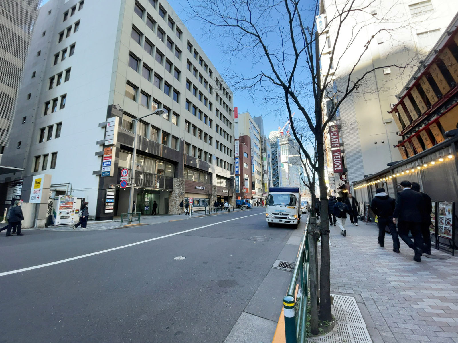 昇立ビル前面の四谷角筈線