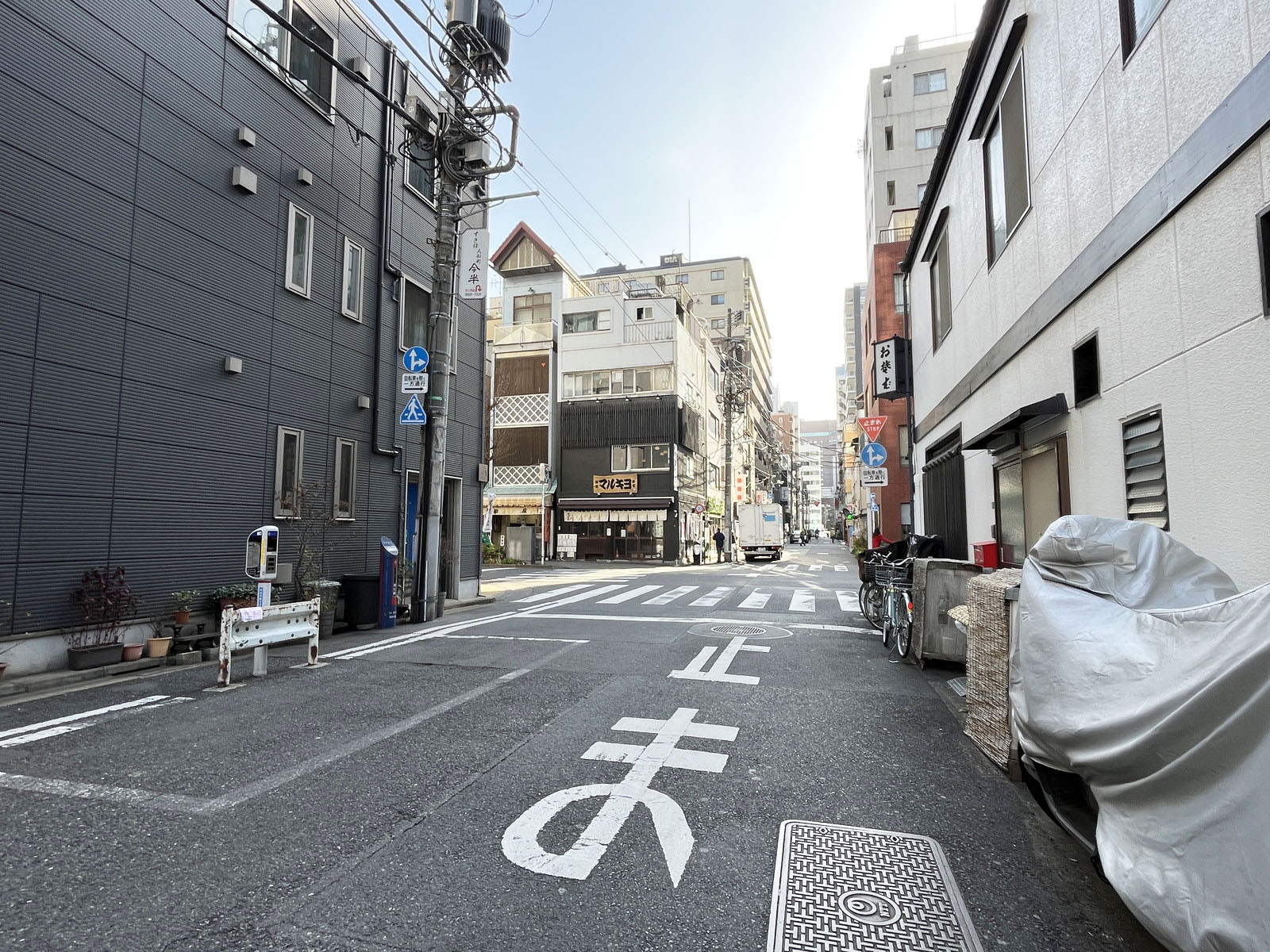人形町双葉ビル前面の通り