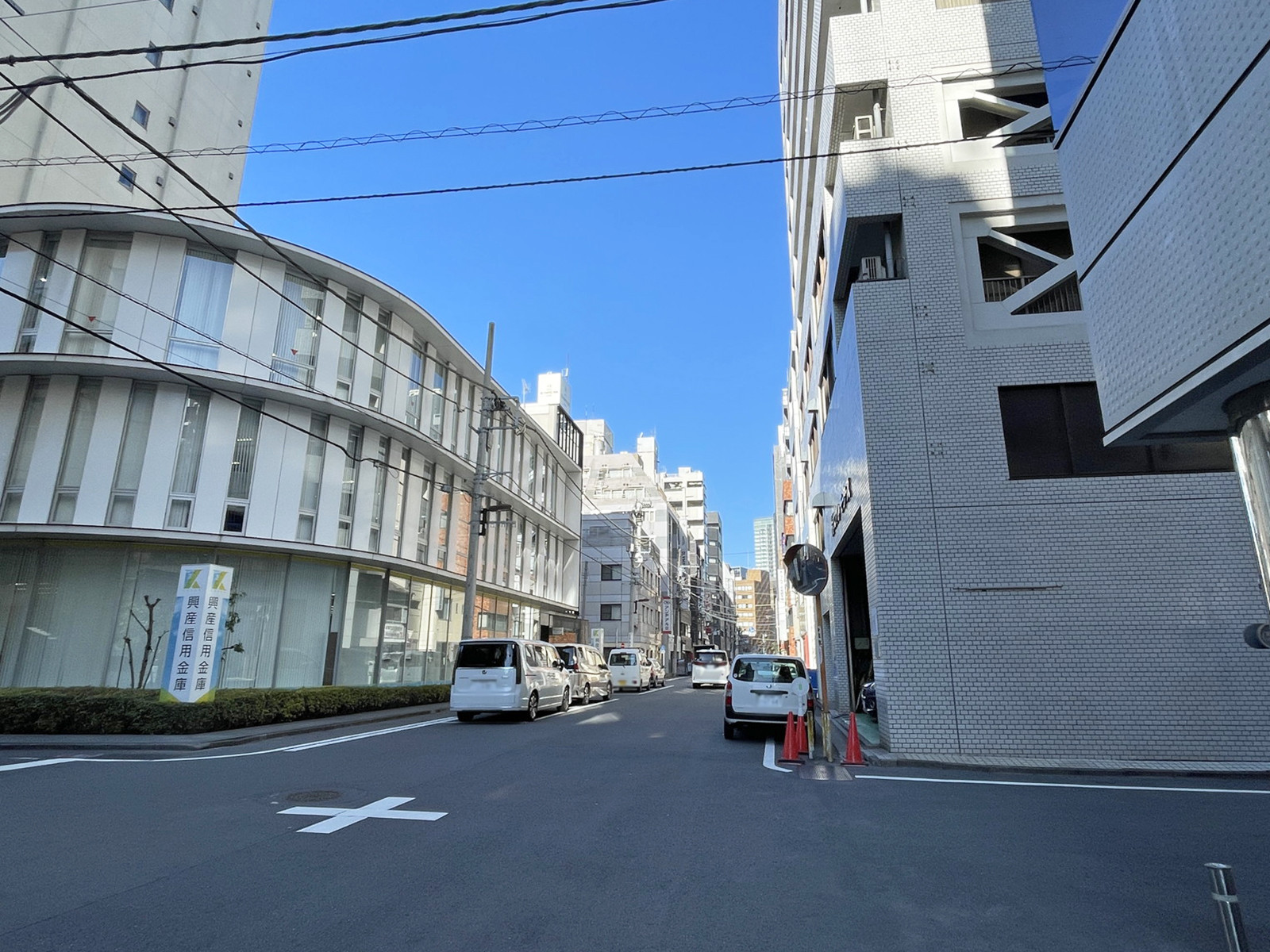 周辺は閑静なオフィス街