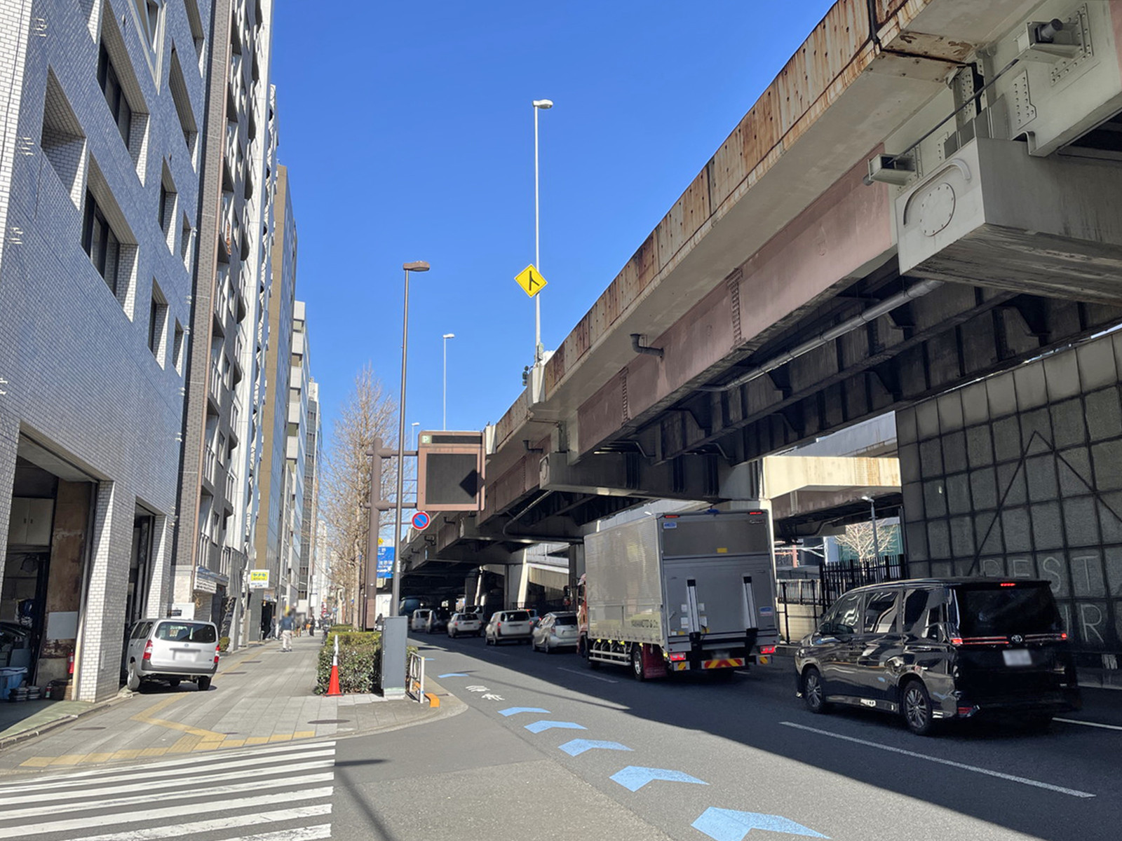 神田槇町トライアングルタワーズ前面の昭和通り