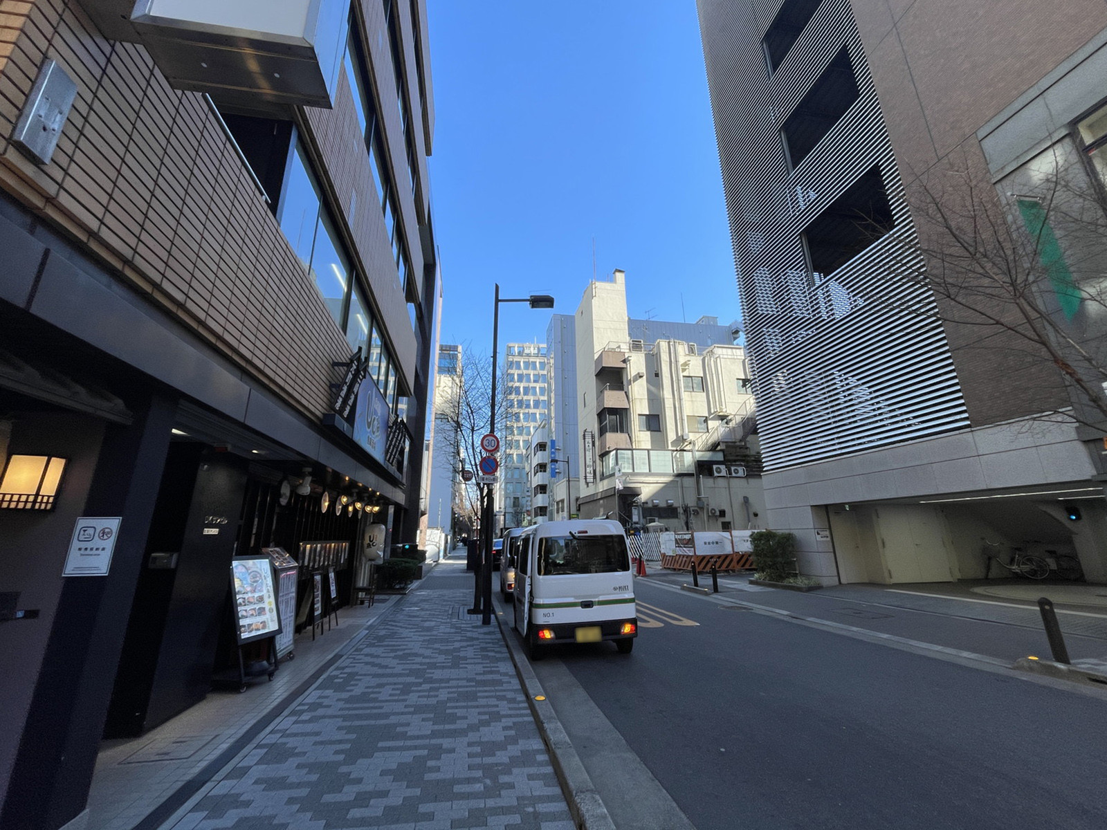 DKサンビル前面の本銀通り