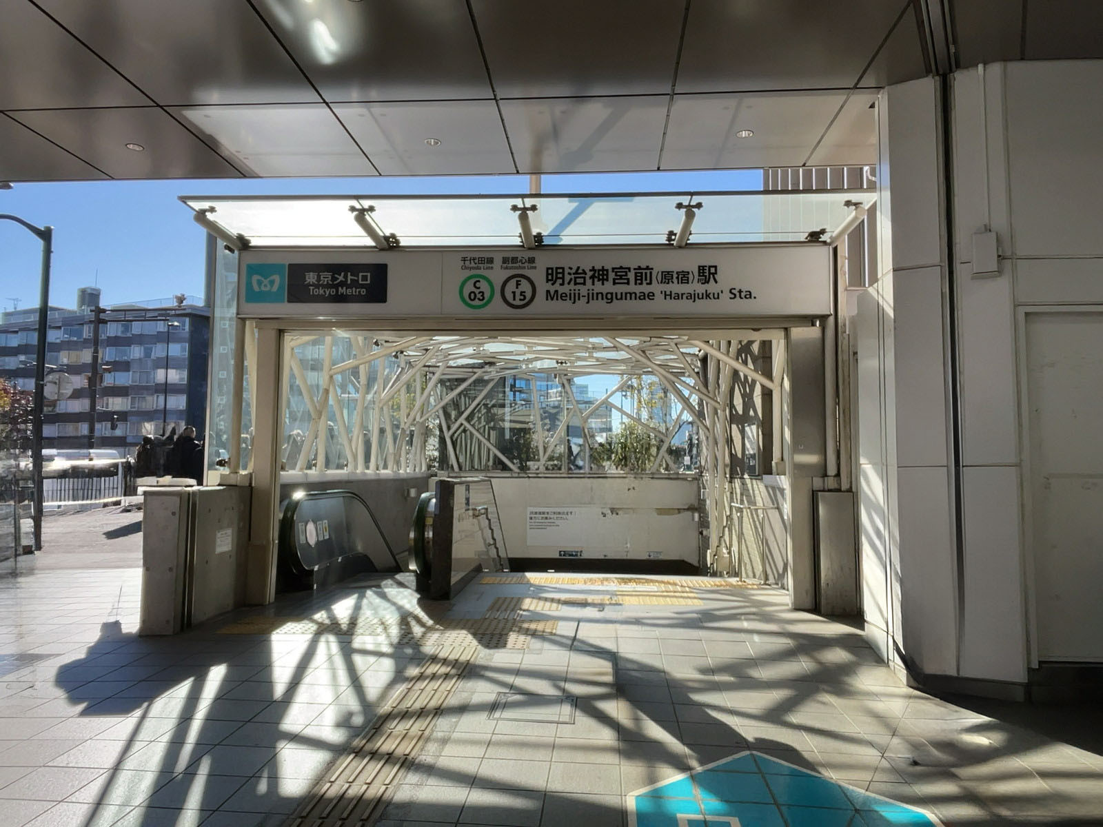 最寄りの「明治神宮前駅」
