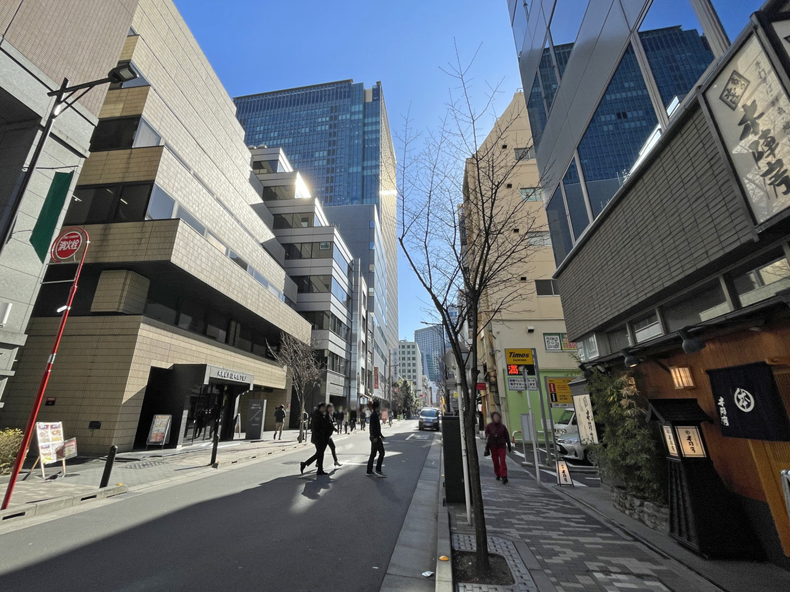 友泉本石町ビル前面の日銀通り